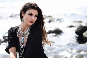 Portrait eines Models am Meer
